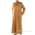 Gli uomini islamici indossano thobemuslim long kurta